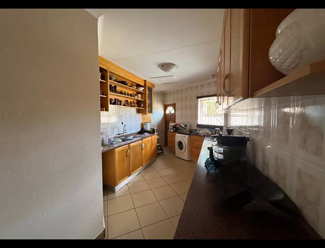 6 BEDROOM FREESTANDING FOR SALE IN BROADLANDS ESTATE